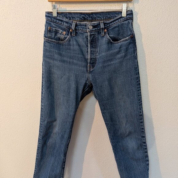 Levi's 501 Med Wash Straight Leg Frayed Hem Cropped Jeans size 28x26 - Picture 5 of 7